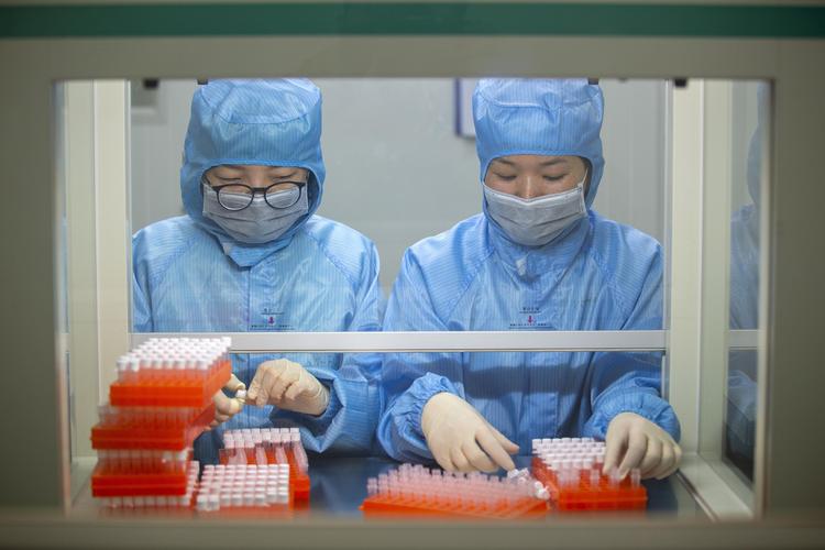2020年1月29日,在江苏硕世生物科技股份,生产人员进行试剂